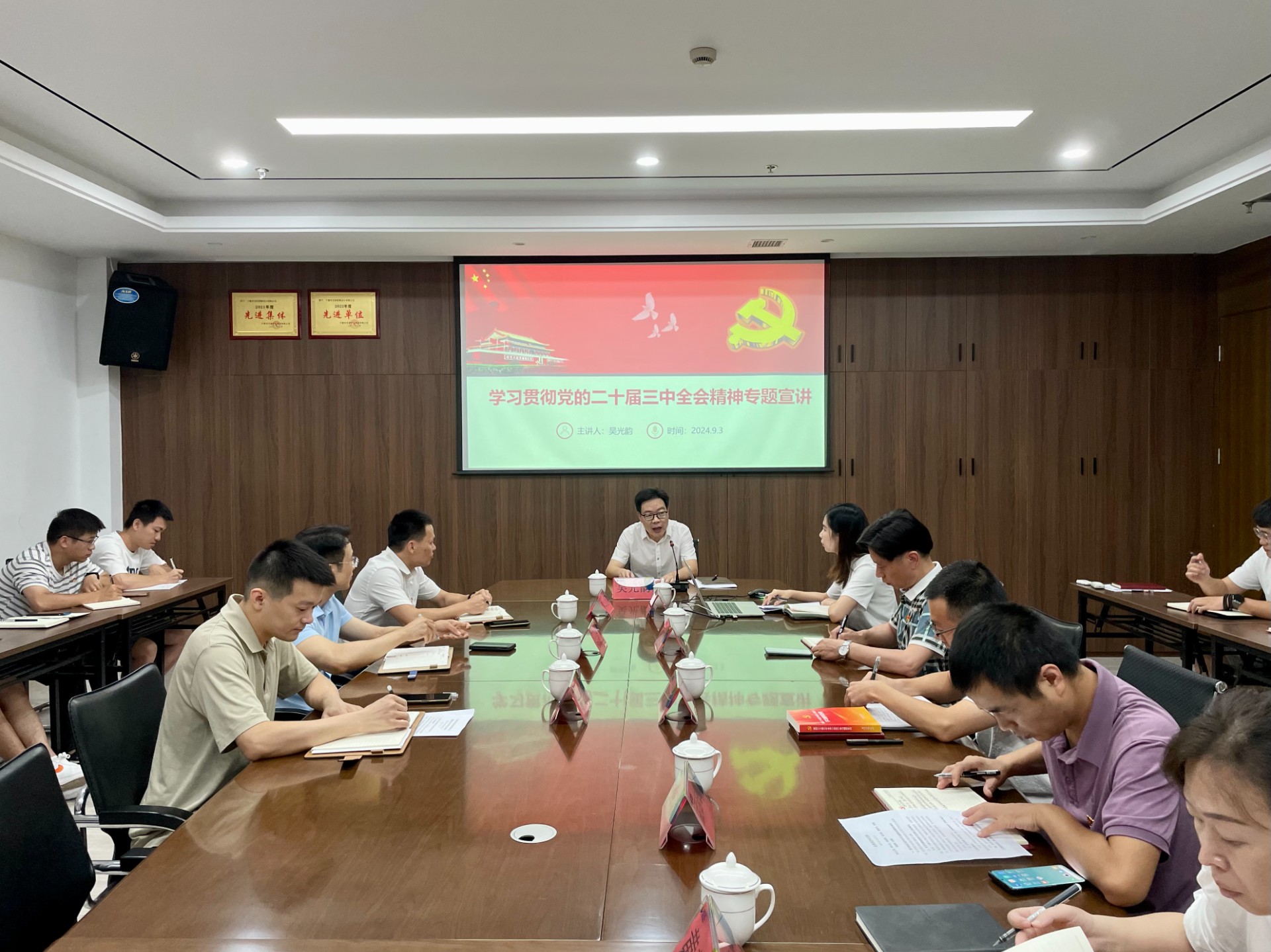 市交投集團領導深入市交投物流集團市交投勘察設計公司開展聯(lián)系點工作，葉嵐清拍攝1.jpg